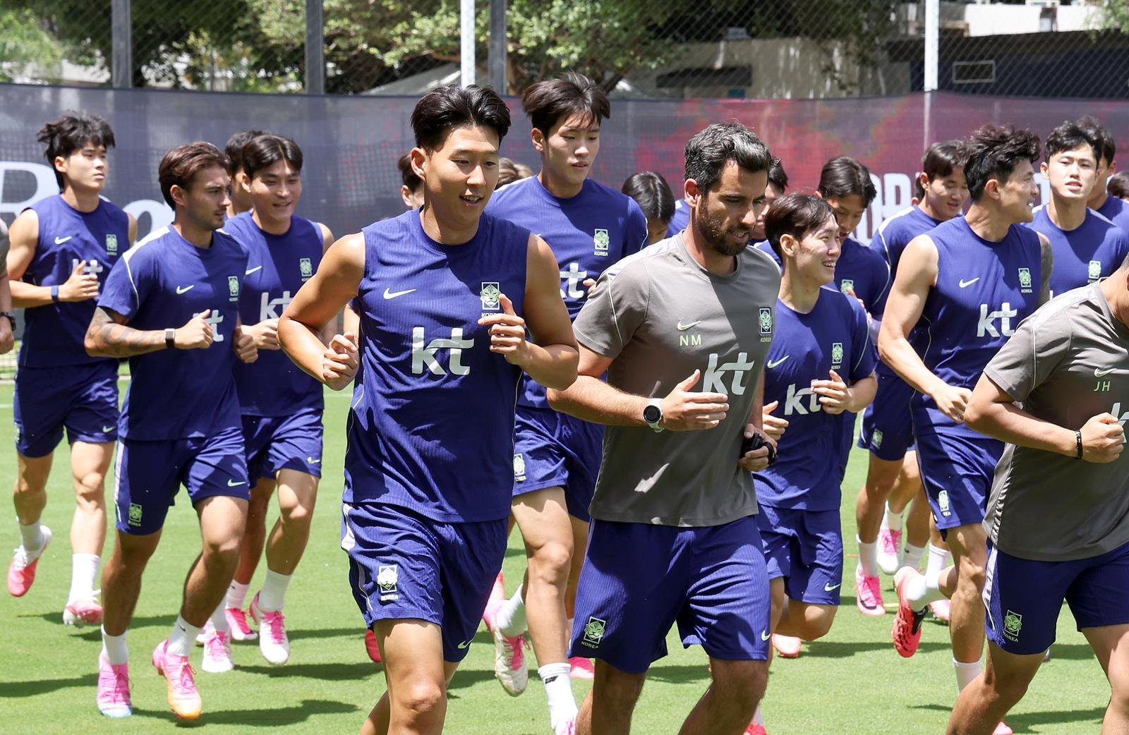축구 국가대표팀 손흥민 등 선수들이 15일(현지 시간) 멕시코를 상대로한 2026 국제축구연맹(FIFA) 북중미월드컵 조별리그 A조 2차전을 앞두고 멕시코 과달라하라 인근 사포판에 위치한 베이스캠프 훈련장 치바스 바예 베르데에서 훈련하고 있다. 2026.06.16. [사포판(멕시코)=뉴시스]