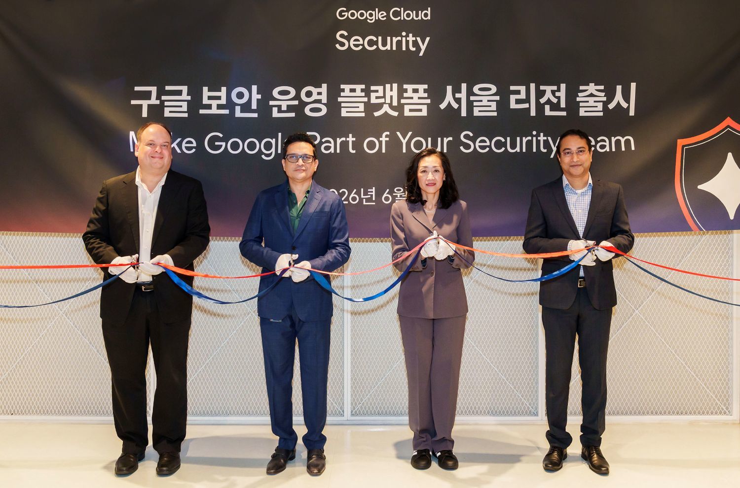 좌측부터 스티브 레드지안 구글 클라우드 시큐리티 & 맨디언트 아시아태평양 및 일본 지역 최고기술책임자(CTO), 재그디시 마하파트라 구글 클라우드 시큐리티 일본 및 아시아태평양(JAPAC) 지역 총괄, 루스 선(Ruth Sun) 구글 클라우드 코리아 사장, 수벤두 사후(Subhendu Sahu) 구글 클라우드 시큐리티 한국 영업 총괄 / 출처=구글 클라우드