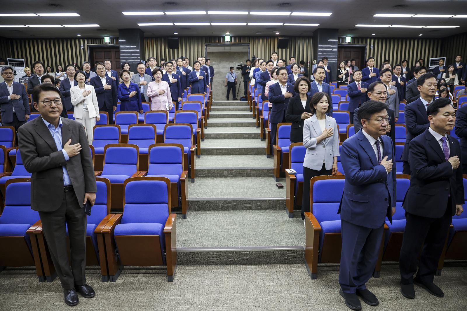 정점식 국민의힘 원내대표를 비롯한 소속 의원들이 17일 서울 여의도 국회에서 열린 의원총회에서 국민의례를 하고 있다. 2026.06.17. 뉴시스