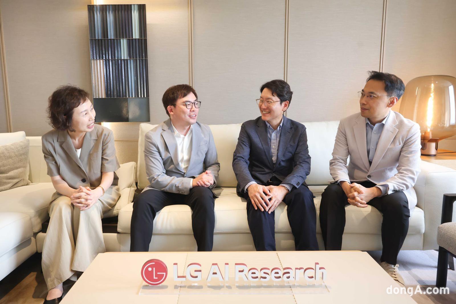 LG AI연구원과 디앤디파마텍 경영진이 차세대 펩타이드 신약 공동 개발 사업을 논의하고 있다. (왼쪽부터) 박은지 디앤디파마텍 연구개발본부장, 이슬기 디앤디파마텍 대표, 임우형 LG AI연구원장, 이화영 LG AI연구원 사업개발부문장. LG 제공