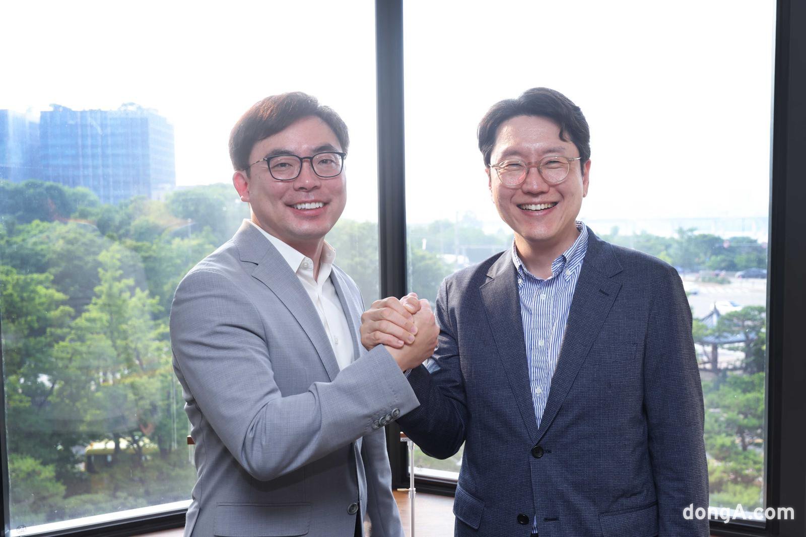 임우형 LG AI연구원장(오른쪽)과 이슬기 디앤디파마텍 대표가 기념촬영을 하고 있다. LG 제공