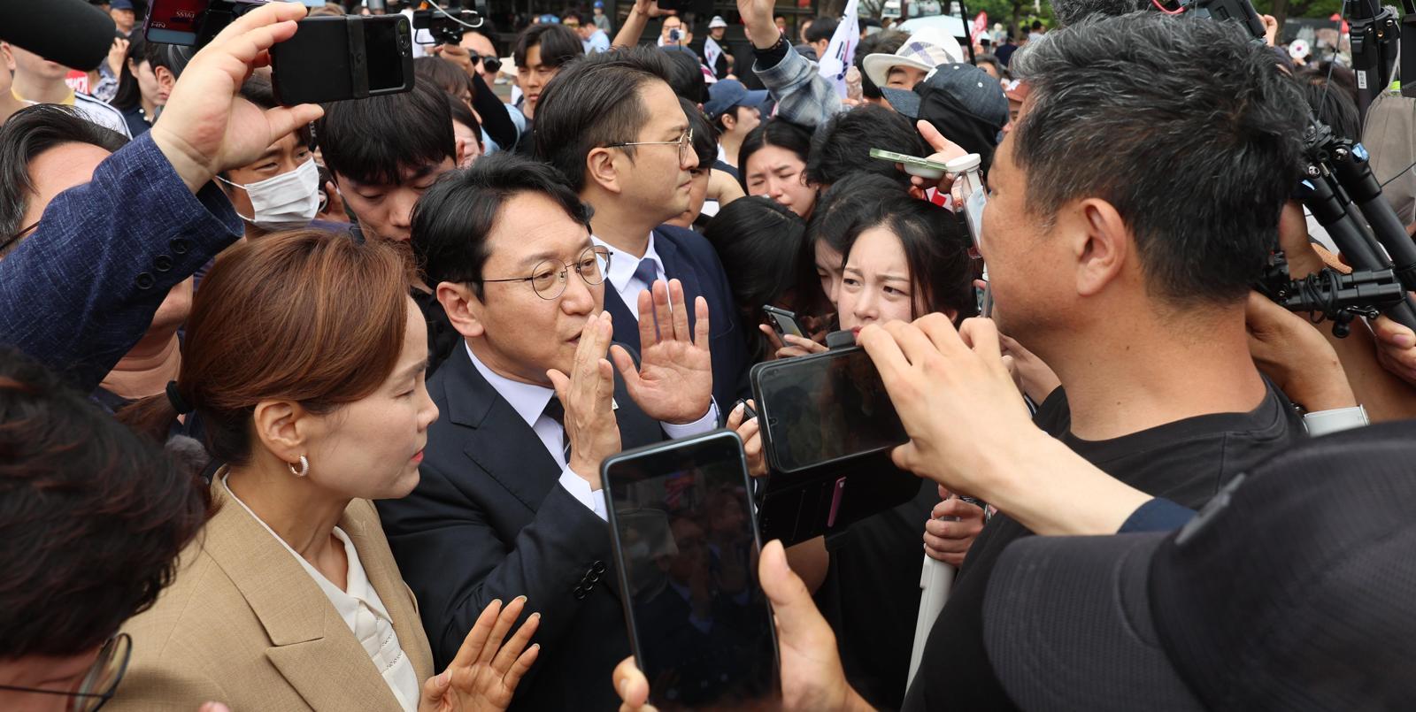 시위대 항의에… 발길 돌린 與 의원들