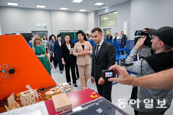 김정순 북한 노동당 근로단체부장(가운데 살구색 바지 정장)을 단장으로 하는 북한 여성 일꾼 대표단이 지난해 7월 러시아를 방문해 모스크바 페호르스키 섬유공장을 둘러보고 있다. 러시아여성동맹 제공