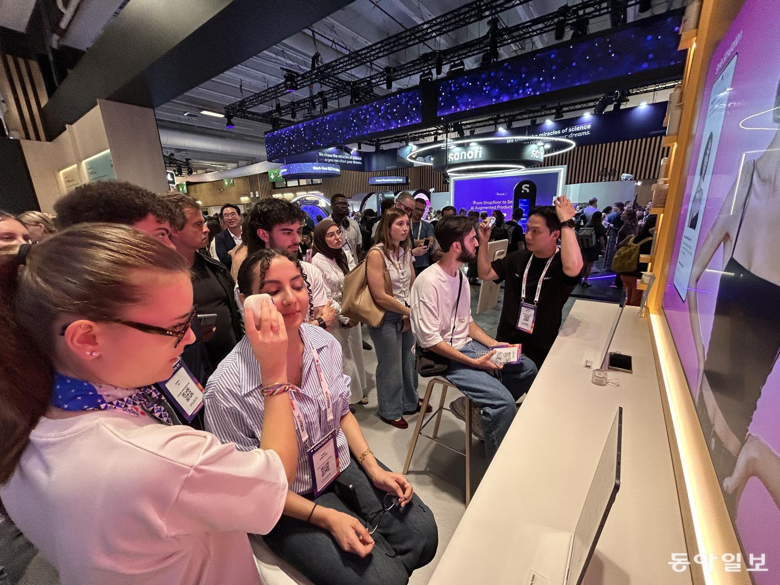 17일(현지시간) 프랑스 파리에서 열린 비바테크(VivaTech) 삼성전자 전시관에서 관람객들이 AI기반 피부 두피 솔루션을 체험해보고 있다. 파리=유근형 특파원