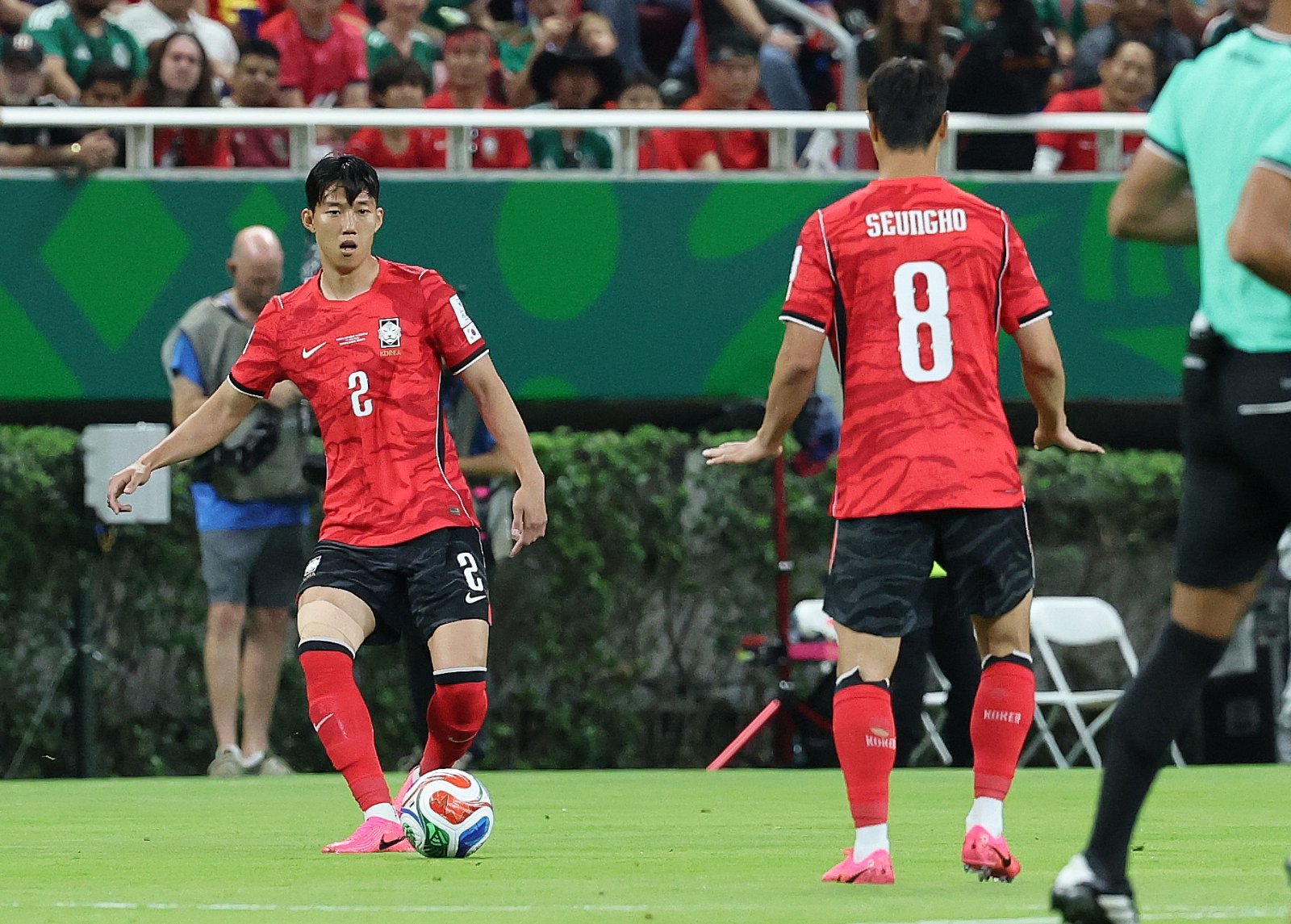 대한민국 축구국가대표팀 이한범이 11일(현지시간) 멕시코 할리스코주 사포판 과달라하라 스타디움에서 열린 2026 북중미 월드컵 A조 조별리그 1차전 대한민국과 체코의 경기에서 백승호에게 패스를 하고 있다. 이날 경기는 대한민국이 체코를 상대로 2-1로 승리했다. 2026.6.13 뉴스1