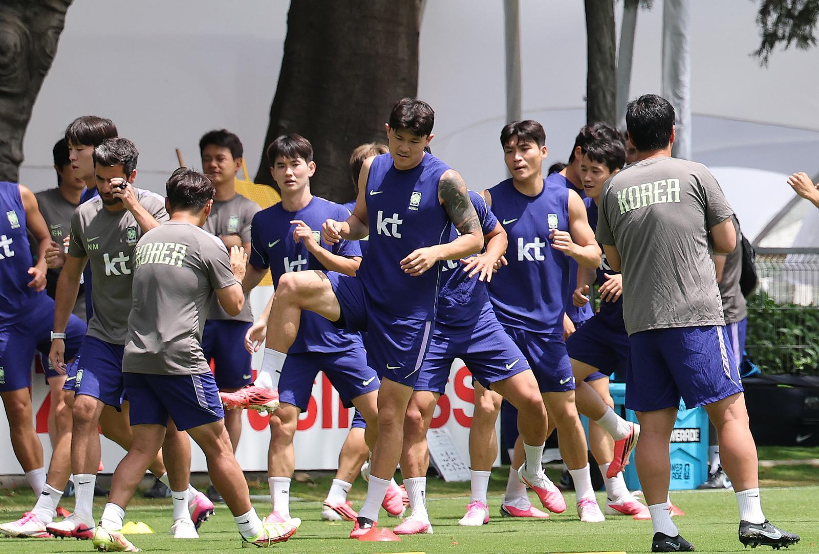 2026 북중미 월드컵에 출전하는 대한민국 축구 국가대표팀 김민재가 15일(현지시간) 멕시코 과달라하라 인근 사포판에 위치한 베이스캠프 훈련장 치바스 바예 베르데에서 훈련을 하고 있다. 2026.6.16 뉴스1
