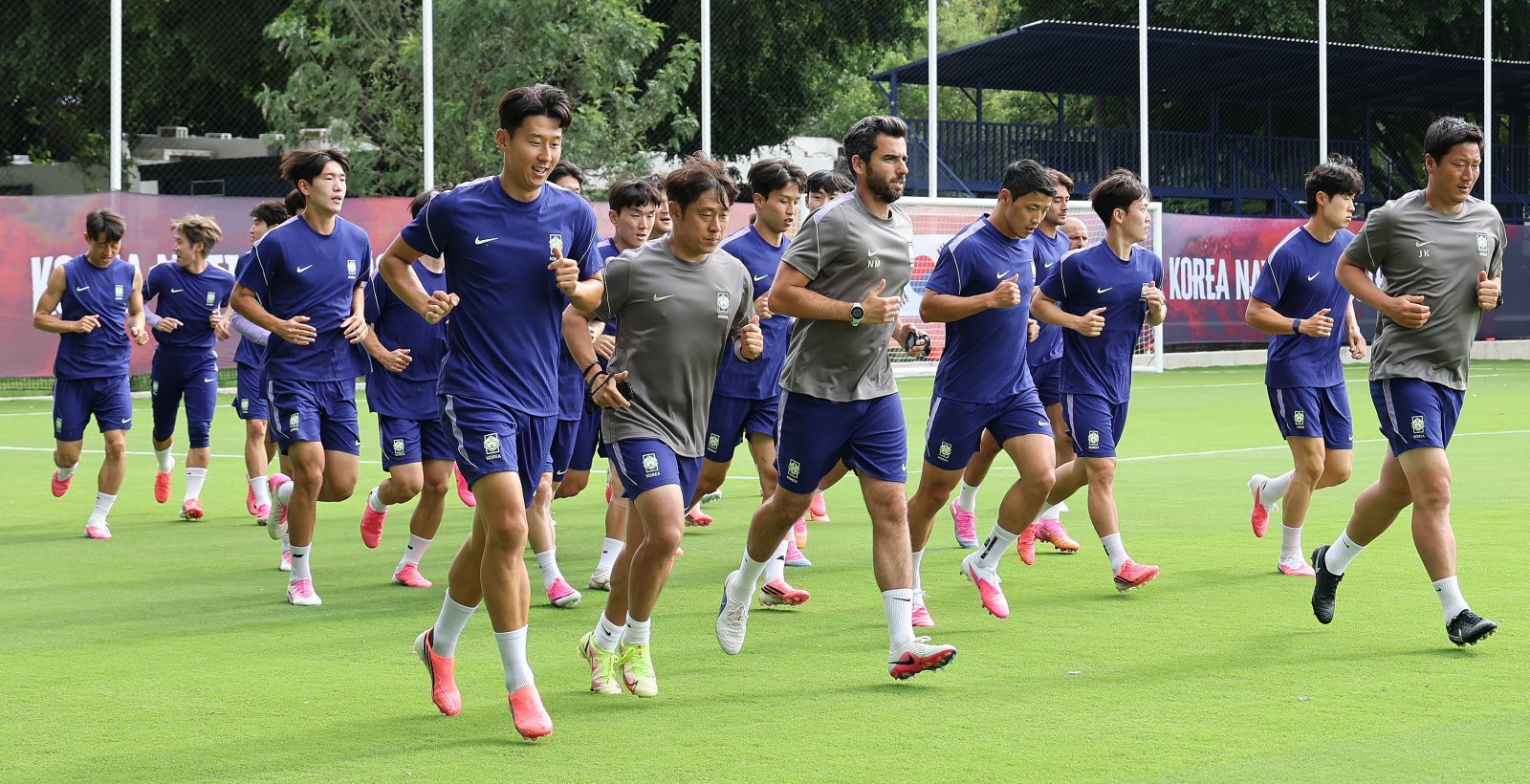 한국 축구 국가대표팀 주장 손흥민을 비롯한 선수들이 17일(현지시간) 멕시코 과달라하라 인근 사포판 치바스 바예 베르데 훈련장에서 멕시코와의 월드컵 조별리그 2차전을 앞두고 훈련에 매진하고 있다. 2026.6.18 뉴스1