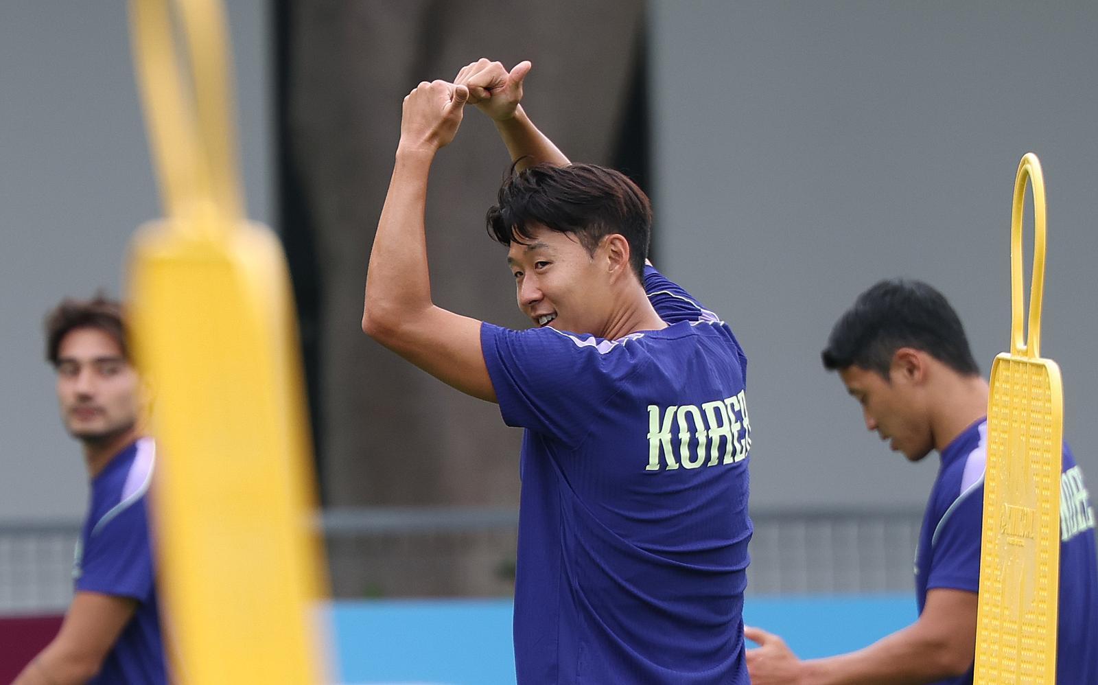 한국 축구 국가대표팀 주장 손흥민이 17일(현지시간) 멕시코 과달라하라 인근 사포판 치바스 바예 베르데 훈련장에서 훈련 중 엄지척을 하고 있다. 2026.6.18 뉴스1
