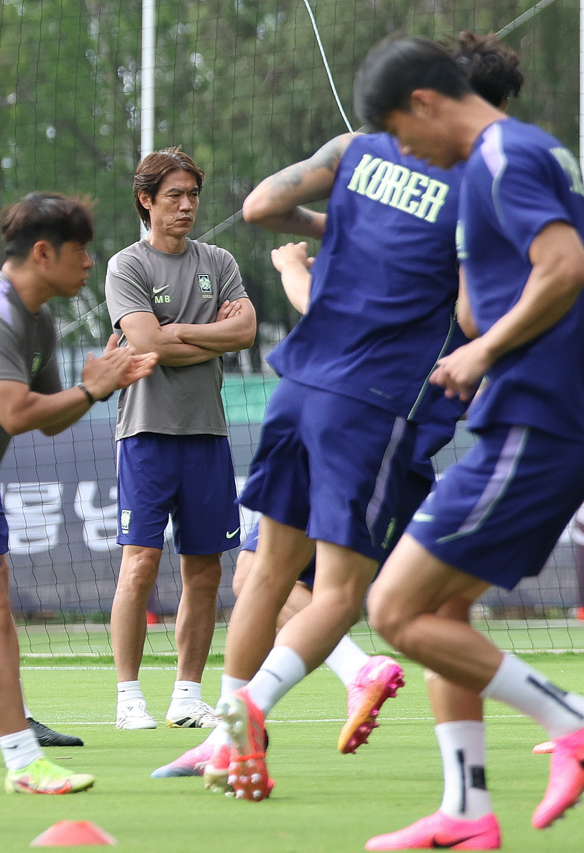 한국 축구 국가대표팀 홍명보 감독이 17일(현지시간) 멕시코 과달라하라 인근 사포판 치바스 바예 베르데 훈련장에서 선수들의 훈련을 지켜보고 있다. 2026.6.18 뉴스1