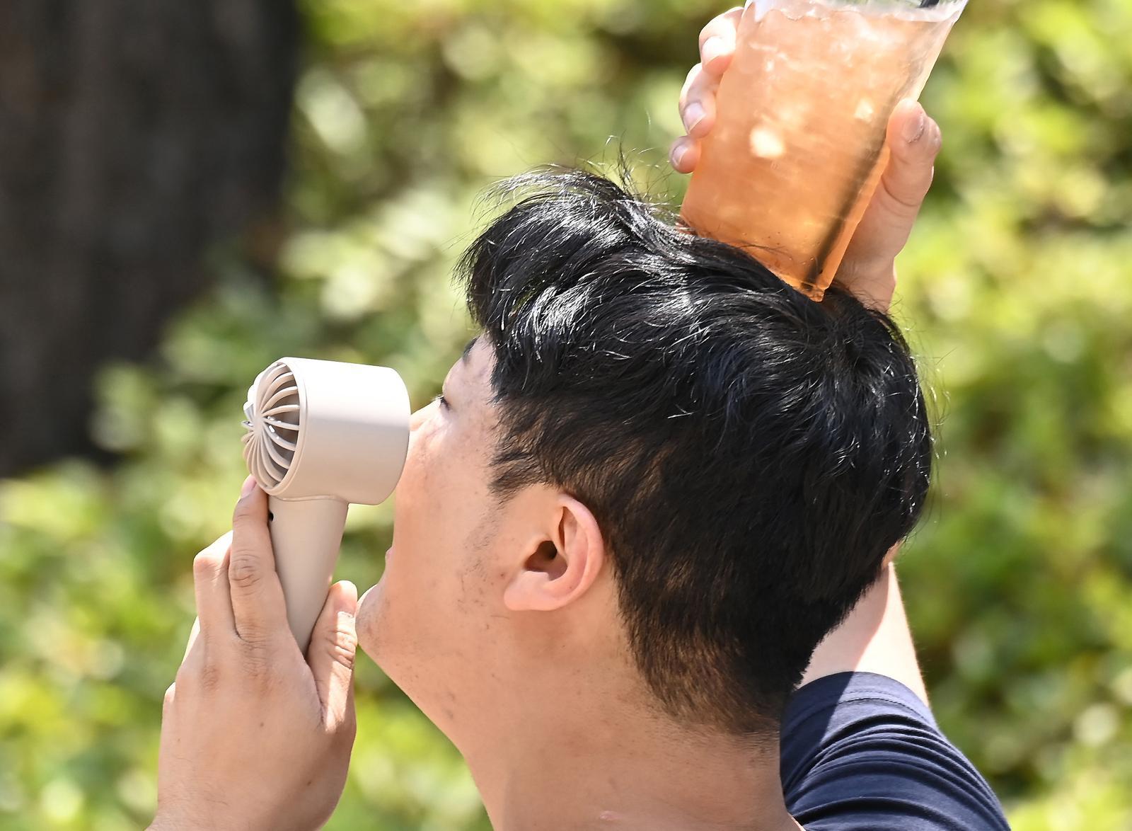 이른 무더위에 온열질환자 벌써 300명 육박…작년의 1.5배