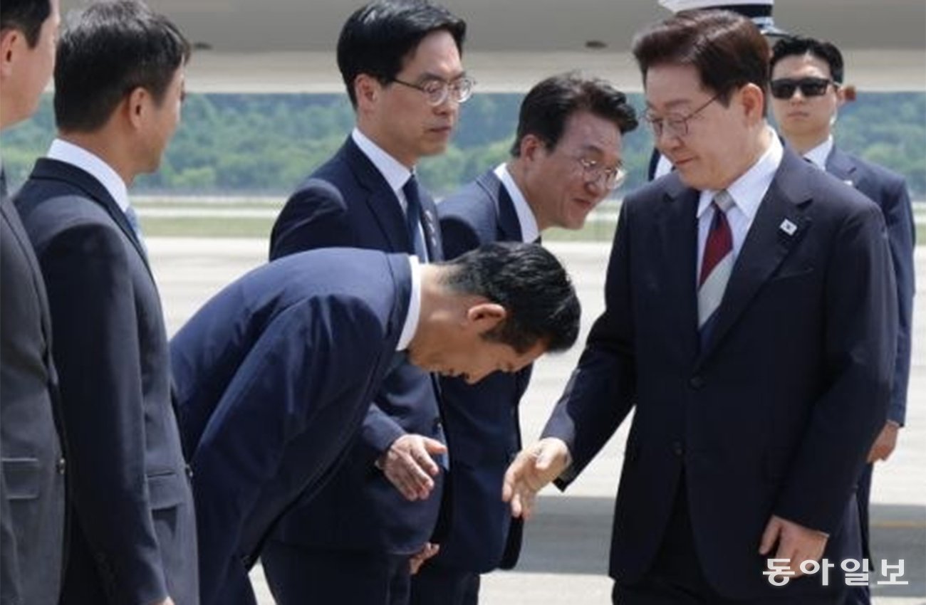 정청래 90도 인사에 李 “수고했습니다” 짧은 악수