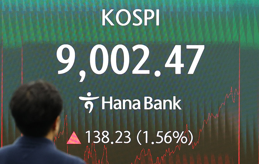 코스피지수가 장중 사상 처음으로 9000을 돌파한 18일 오후 서울 중구 하나은행 본점 딜링룸 전광판에 코스피 시황이 나오고 있다. 2026.6.18/뉴스1