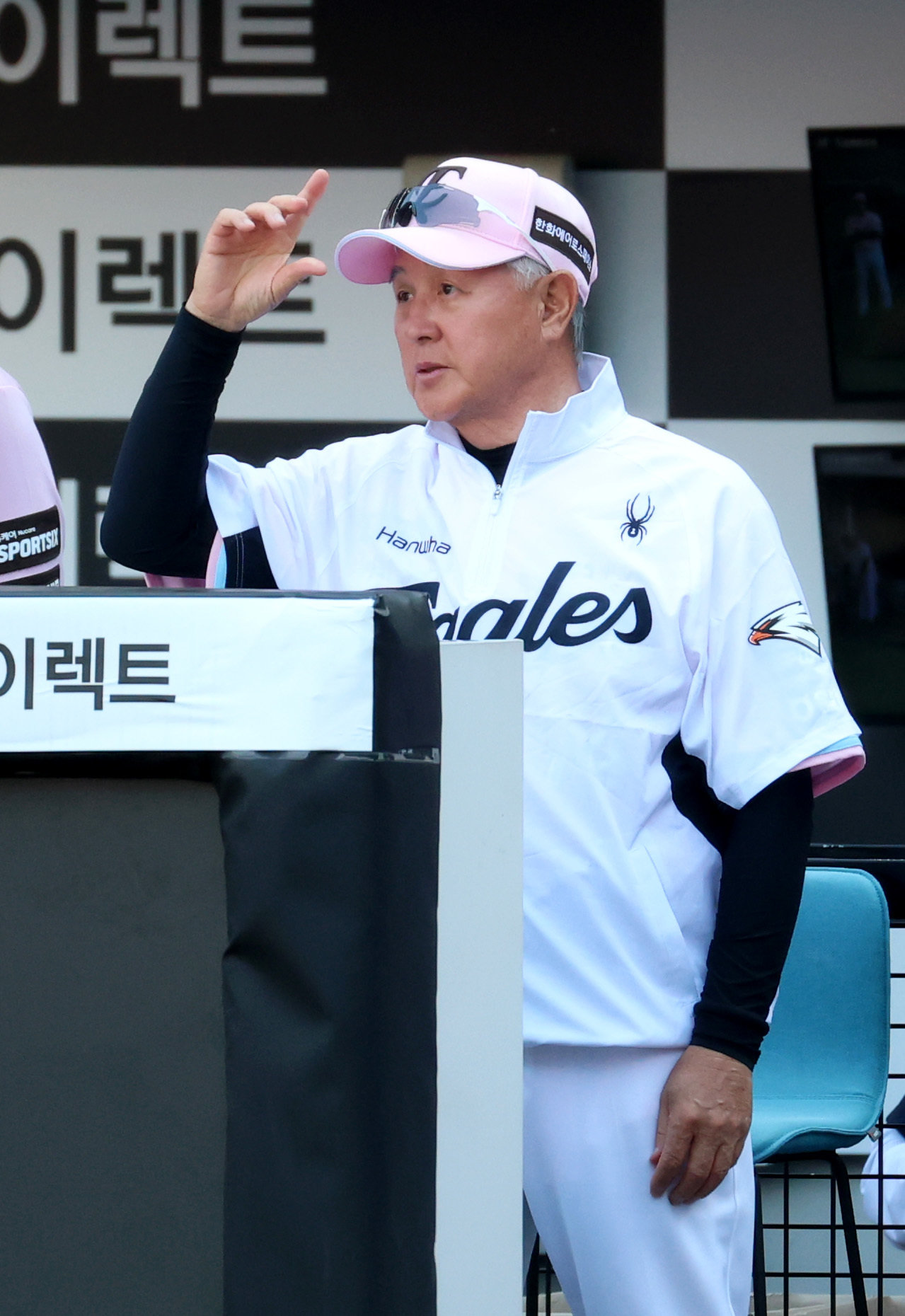 10일 대전 한화생명볼파크에서 열린 2026 신한 SOL KBO리그 LG 트윈스와 한화 이글스의 경기에서 9회초 한화 김경문 감독이 마지막 카구를 바라보고 있다. 2026.5.10 뉴스1