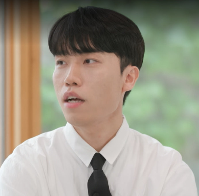 Ex-Samsung Employee Finds Peace as Bus Driver, Citing 'No Boss Stress'