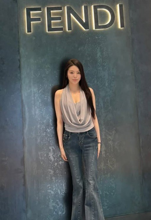 ‘조재현 딸’ 조혜정, 과감한 백리스룩 공개…명품 매장 나들이