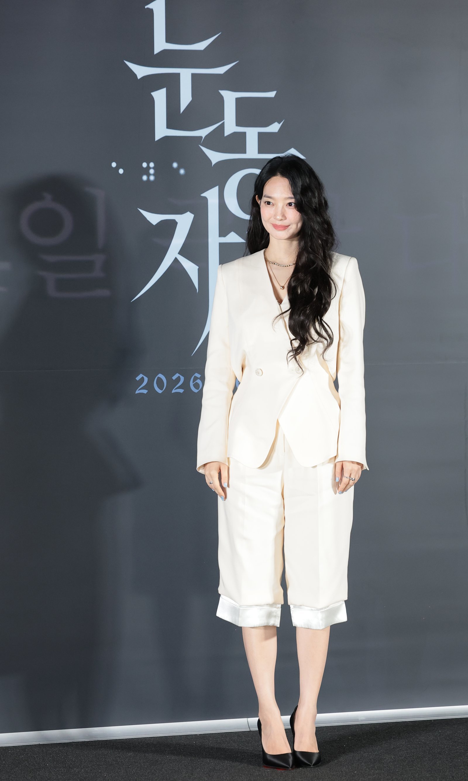 배우 신민아가 15일 서울 용산구 CGV 용산아이파크몰에서 열린 영화 ‘눈동자’(감독 염지호) 언론시사회에 참석해 포즈를 취하고 있다. ‘눈동자’는 유전병으로 시력을 점점 잃어가고 있는 서진(신민아 분)이 쌍둥이 동생 서인(신민아 분)의 죽음을 둘러싼 의혹을 파헤치다 그 실체와 마주하게 되는 서스펜스 스릴러를 그린 작품이다. 2026.6.15 뉴스1
