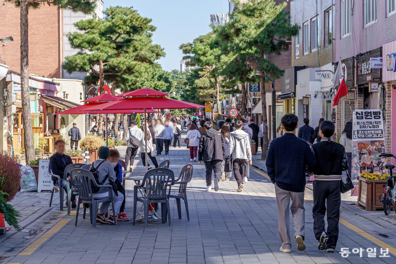 오래된 골목과 감성적인 카페, 역사적인 공간이 어우러진 행궁동과 화홍문 일대는 독특한 로컬 감성을 자아낸다. 사진은 최근 드라마 촬영지로 주목받고 있는 행리단길의 모습. 수원시 제공