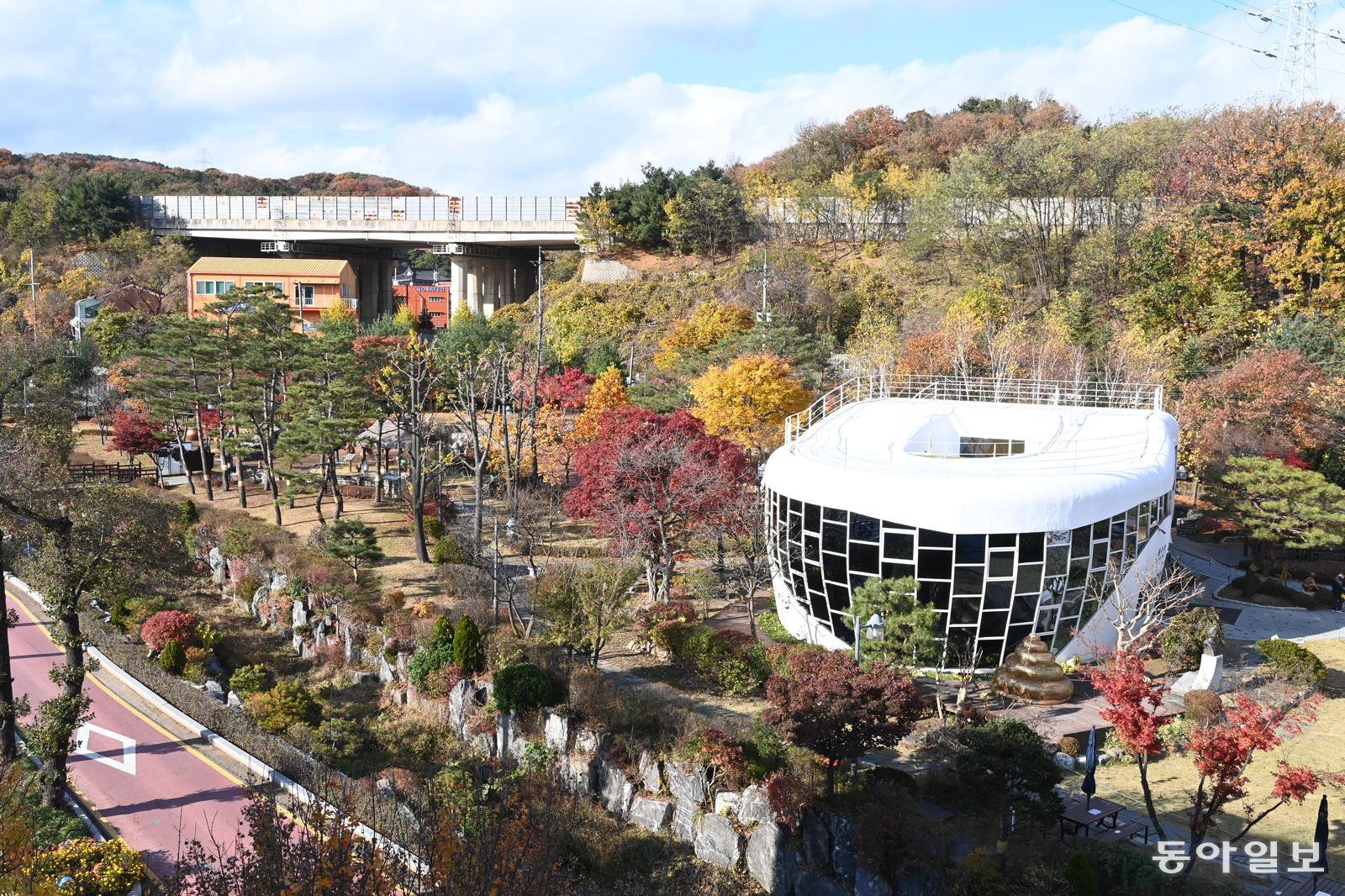 독특한 외관과 주제로 관광객들의 발길이 끊이지 않는 세계 최초의 화장실 문화 전시관 ‘해우재’. 수원시 제공