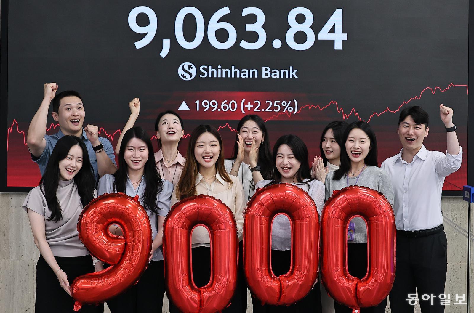 美 금리 악재도 뚫었다… 사상 첫 ‘9000피’ 시대