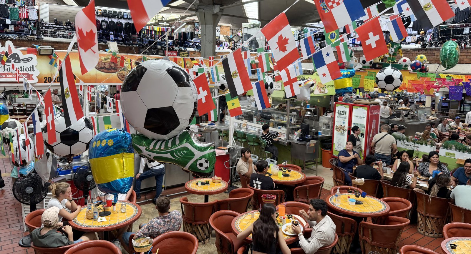 15일(현지시간) 멕시코 할리스코주 과달라하라 산 후안 데 디오스 시장(Mercado Libertad-San Juan de Dios)에 축구 관련 장식물이 설치돼 있다. 북중미 월드컵이 열리고 있는 과달라하라에는 축구 열기가 이어지고 있다. 2026.6.16 ⓒ 뉴스1