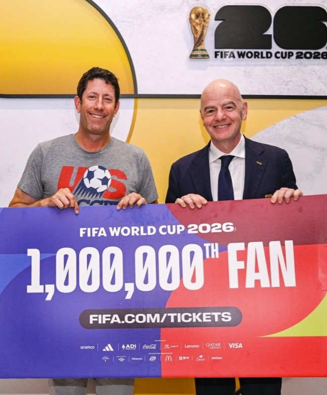 100만번째 팬과 함께한 인판티노 FIFA 회장(인판티노 SNS 제공)