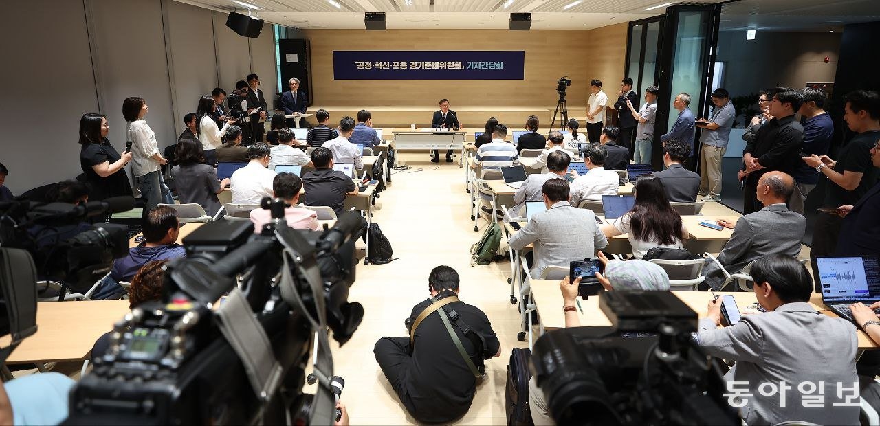 김태년 공정·혁신·포용 경기준비위원회 위원장이 18일 오전 경기신용보증재단에 마련된 준비위원회 사무실에서 열린 첫 기자간담회에서 준비위원회의 운영 방향과 주요 정책 현안에 관해 설명하고 있다. 준비위원회 제공