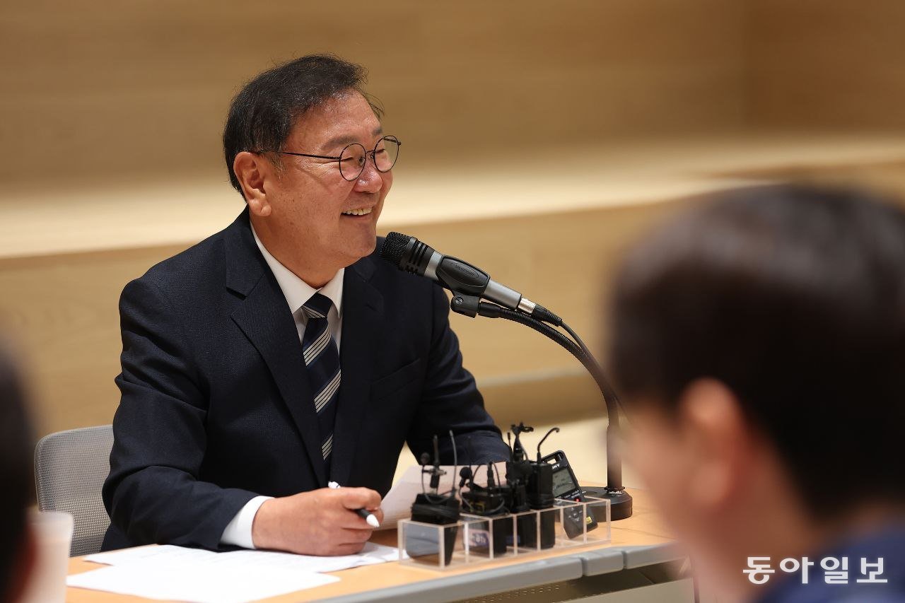 김태년 공정·혁신·포용 경기준비위원회 위원장이 18일 오전 경기신용보증재단에 마련된 준비위원회 사무실에서 열린 첫 기자간담회에서 준비위원회의 운영 방향과 주요 정책 현안에 관해 설명하고 있다. 준비위원회 제공