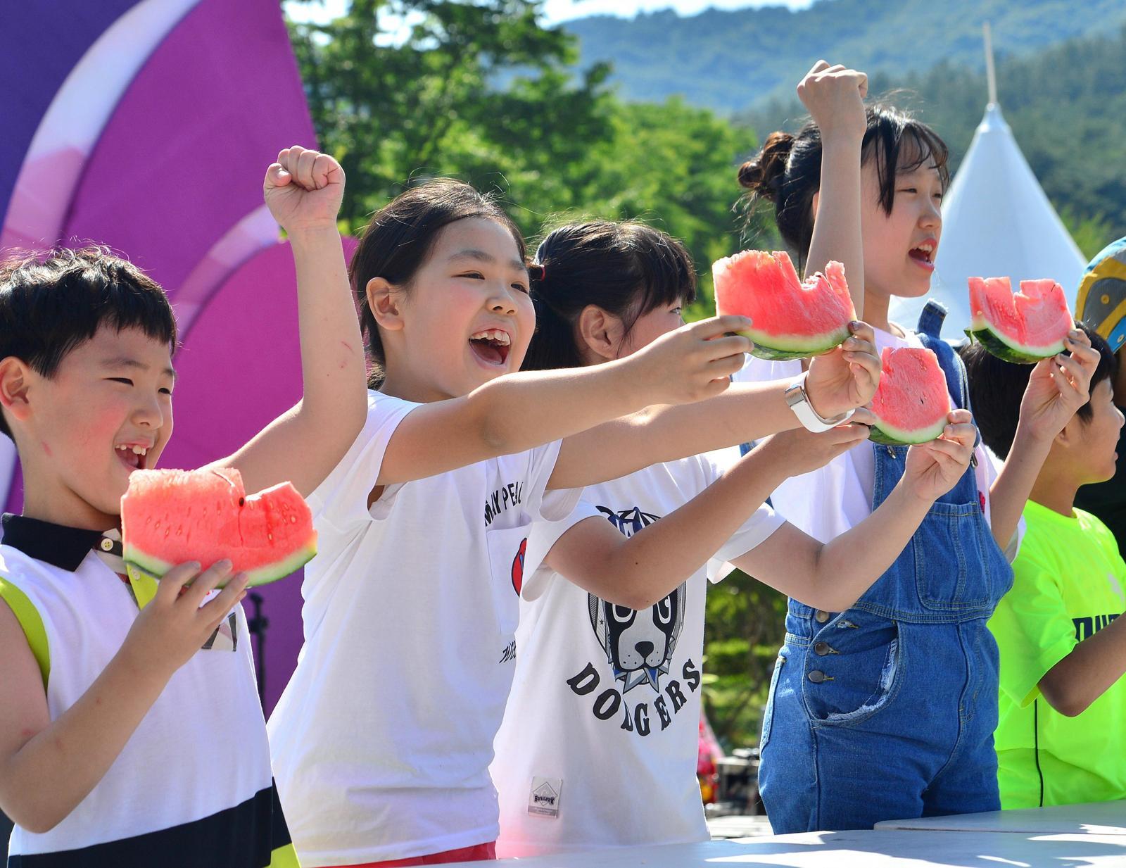 전북 고창군 선운산도립공원 일원에서 복분자와 수박, 장어를 주제로 ‘고창 복분자와 수박 축제’가 열려, 참가 어린이들이 수박 빨리 먹기 게임을 하고 있다. 고창군 제공