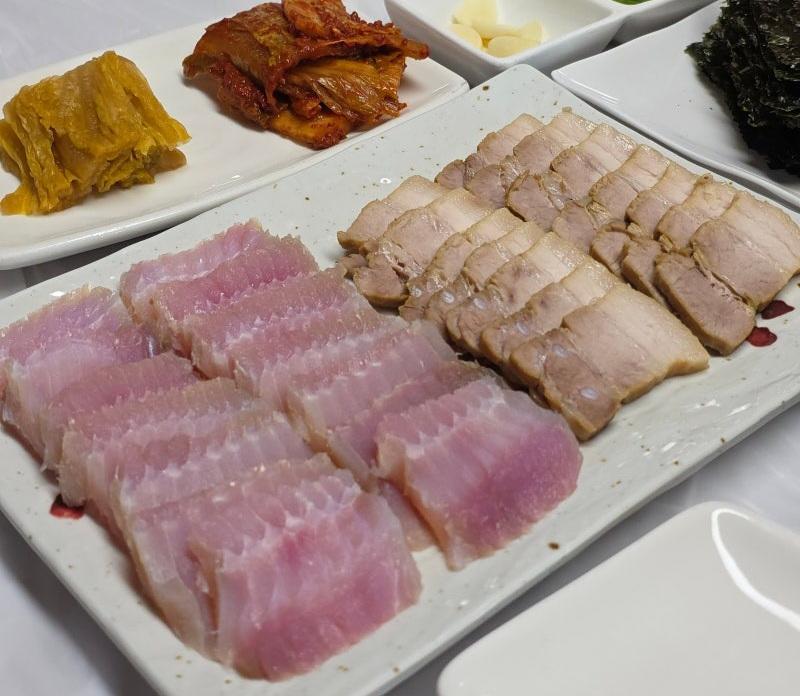 홍어 한 점 소금만 찍어 씹으니 “역시 본고장!” 감탄사 나왔다[김도언의 너희가 노포를 아느냐]