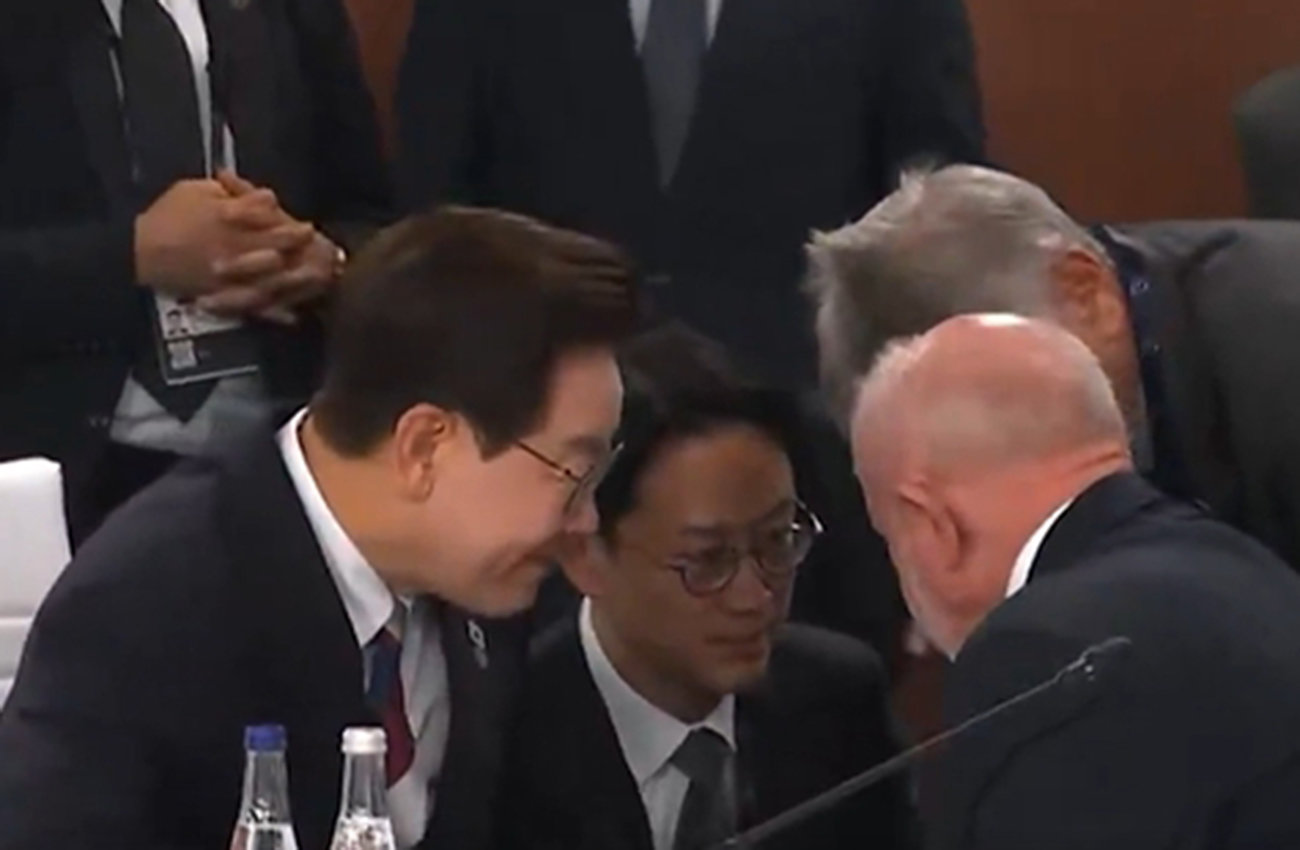 17일(현지 시간) 주요 7개국(G7) 정상회의에서 이재명 대통령이 루이스 이나시우 룰라 다시우바 브라질 대통령에게 다가가 대화를 나누는 모습. X 캡처