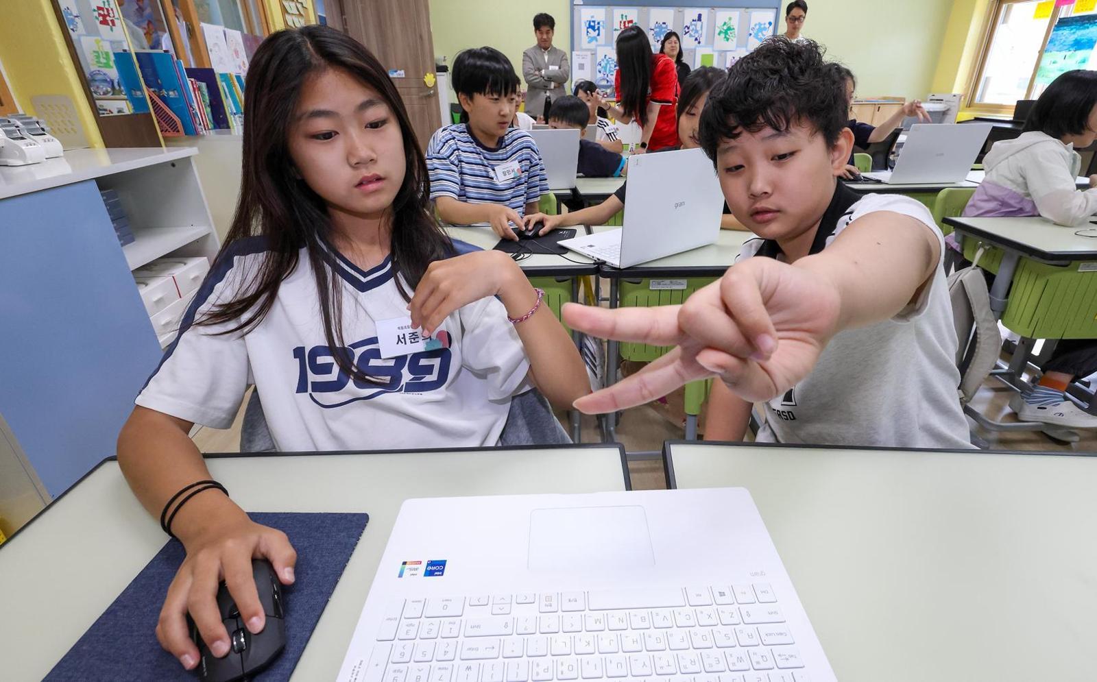 KT, 영월서 ‘찾아가는 고객경청포럼’… 초등생 AI 교육도