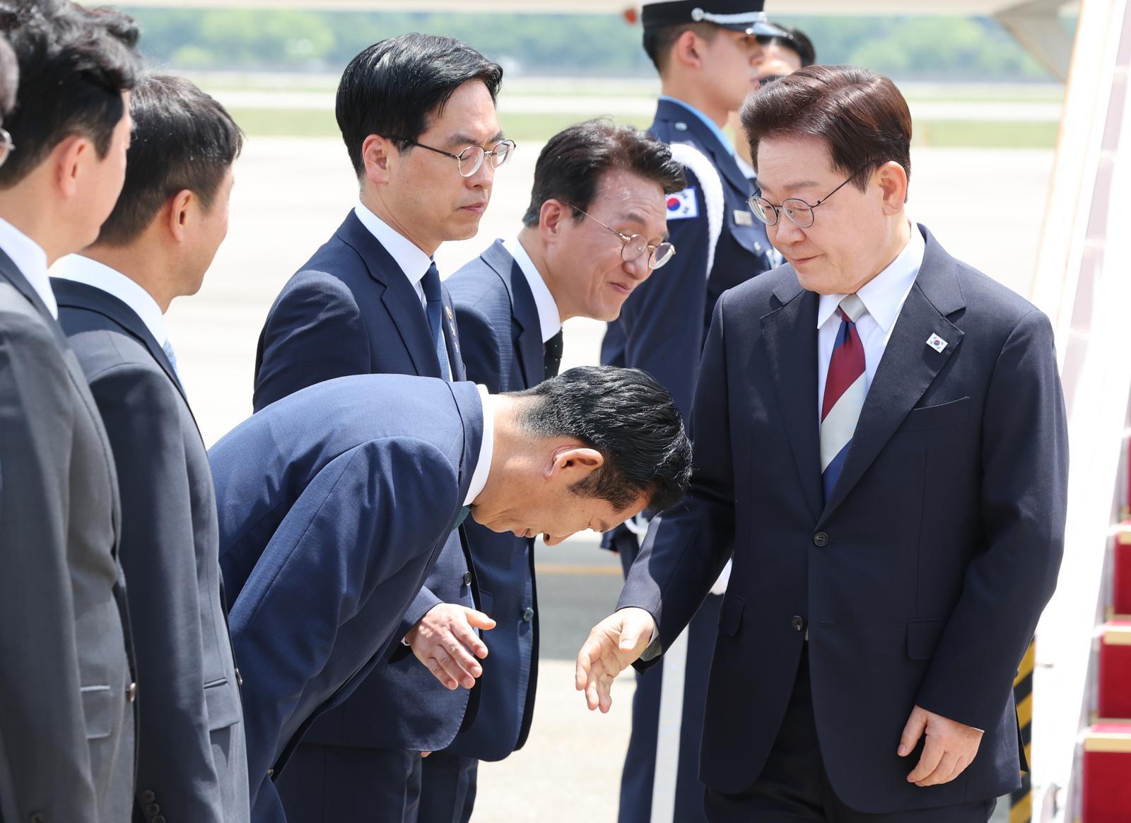 주요 7개국(G7) 정상회의 일정을 마친 이재명 대통령이 18일 경기 성남 서울공항에 도착해 정청래 더불어민주당 대표와 악수하려 손을 내밀고 있다. 2026.6.18. 뉴스1