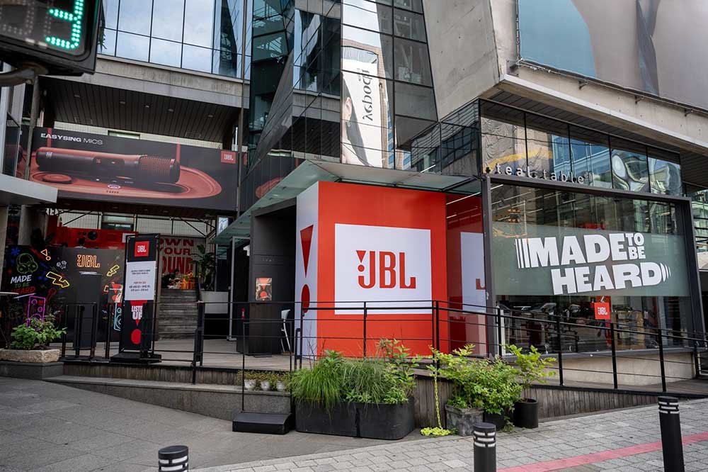 새로운 브랜드 슬로건으로 꾸민 JBL 팝업스토어 / 출처=JBL
