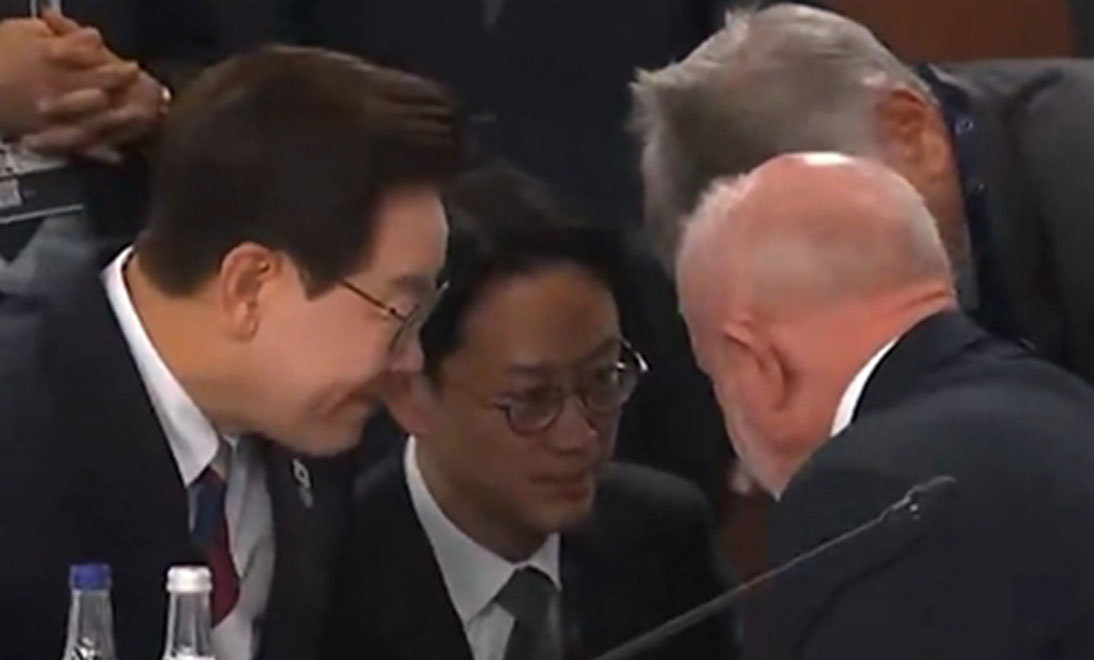 17일(현지 시간) 주요 7개국(G7) 정상회의에서 이재명 대통령이 루이스 이나시우 룰라 다시우바 브라질 대통령에게 다가가 대화를 나누는 모습. X 캡처