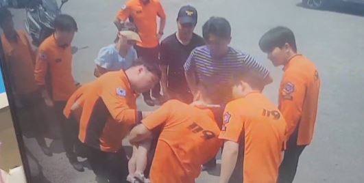 목에 사탕 걸린 아이…쉬고 있던 소방관들이 우연히 발견해 구했다
