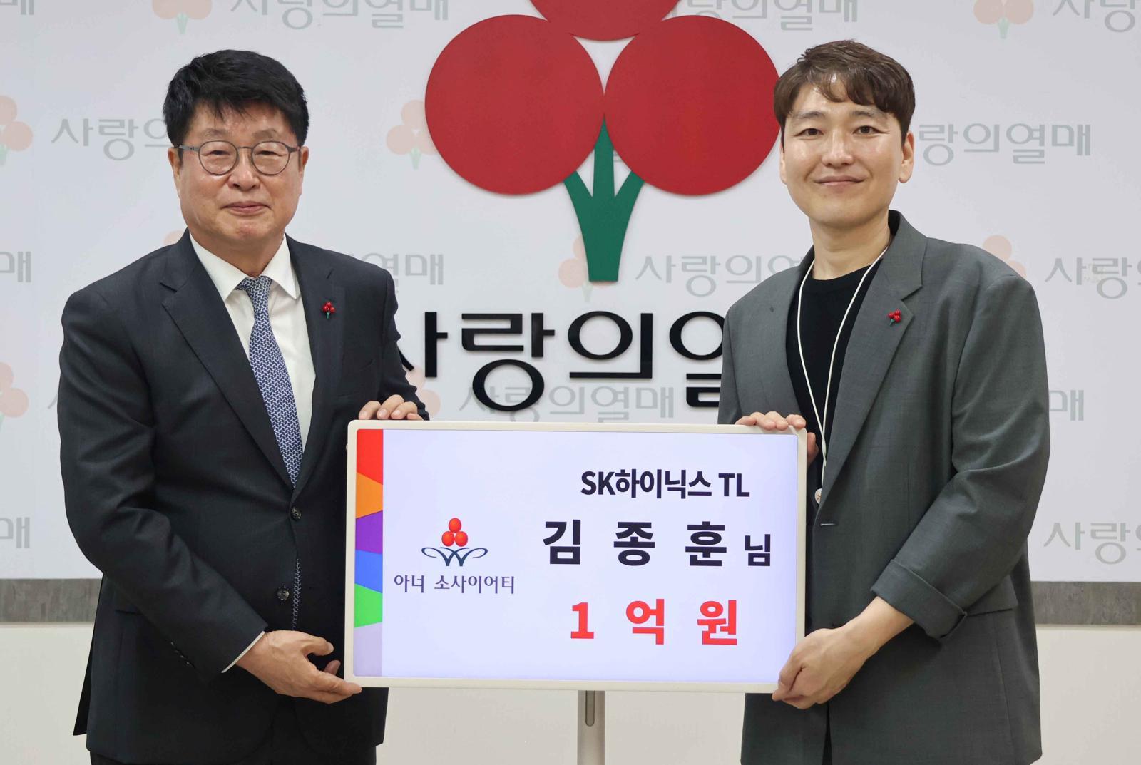 권인욱 경기 사랑의열매 회장(왼쪽)과 김종훈 씨가 아너 소사이어티 가입 기념사진을 촬영하고 있다.(사랑의열매 제공)