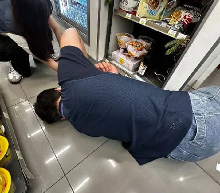 바닥에 바짝 엎드린 편의점 직원…일본인 뭉클한 사연