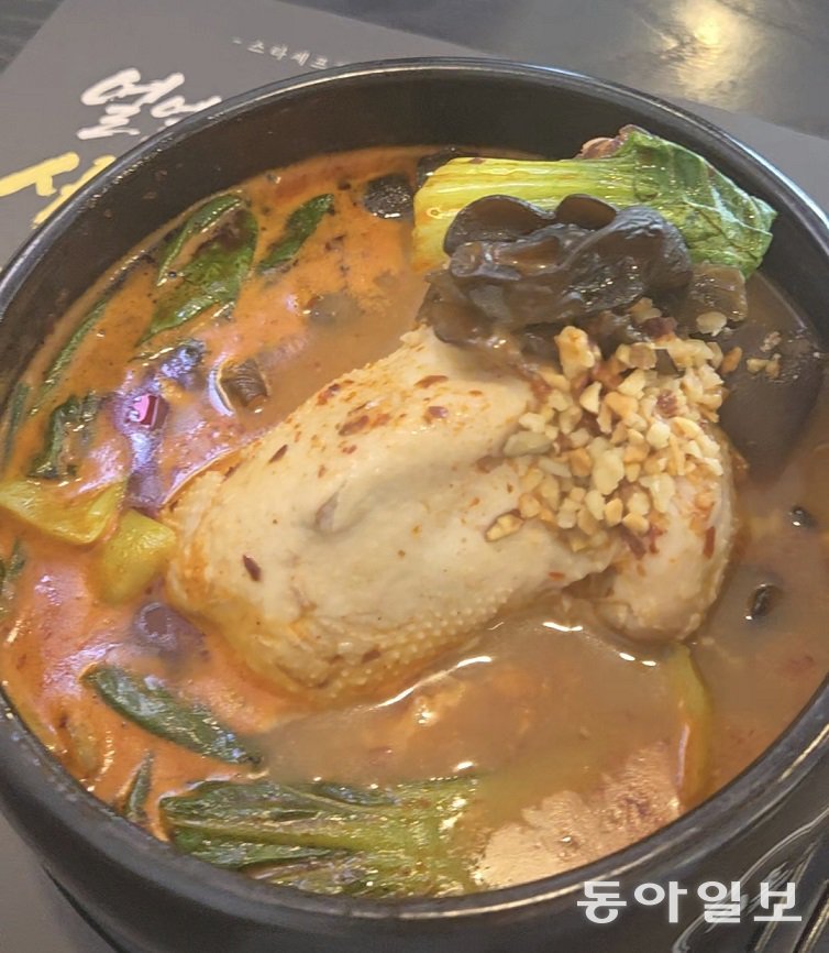 다리 풀기 vs 배 가르기…삼계탕 첫 공략 부위는? [이설의 한입 스토리]