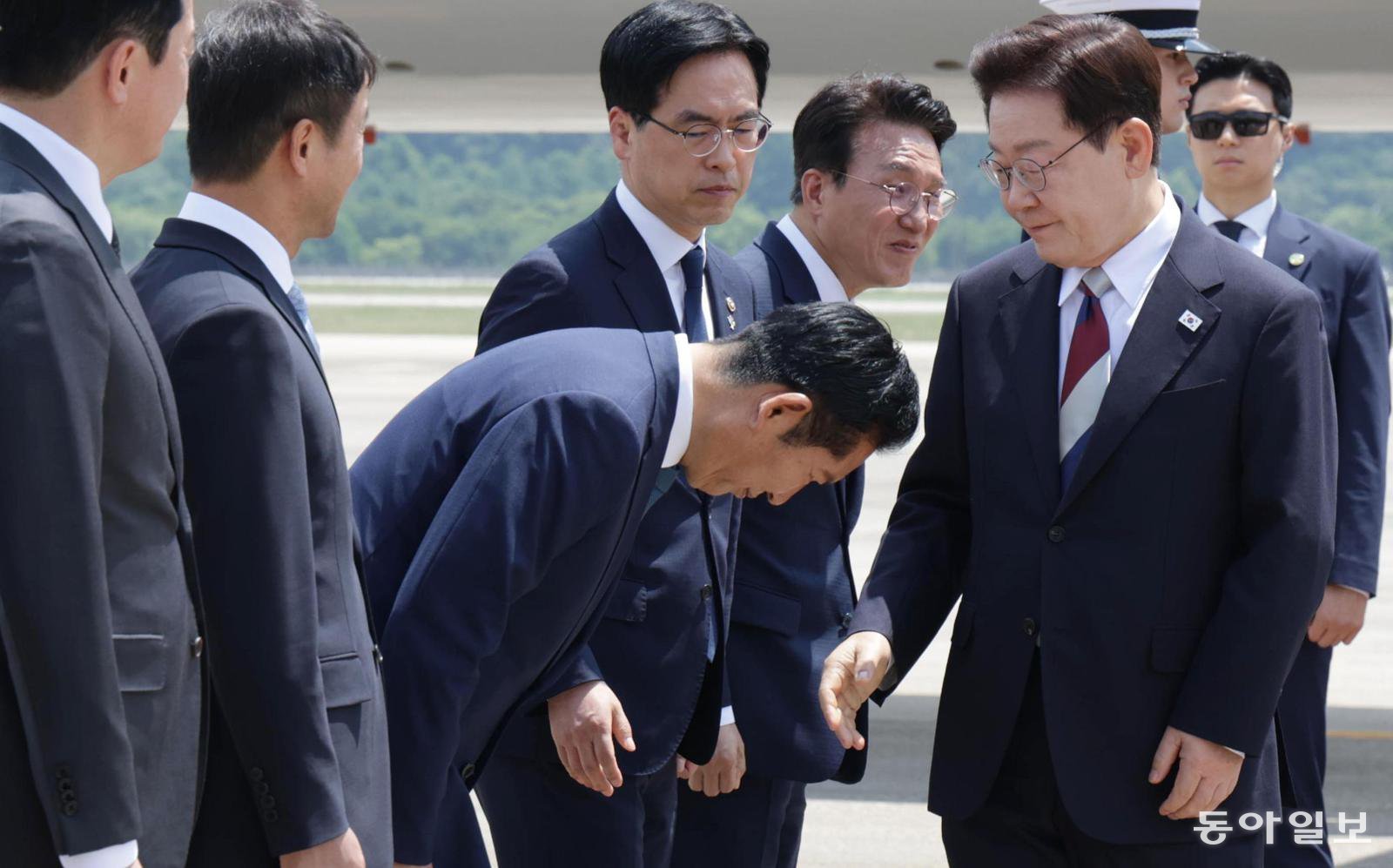 주요 7개국(G7) 정상회의 참석을 위해 유럽 순방을 떠났던 이재명 대통령이 18일 서울공항을 통해 입국했다. 더불어민주당 정청래 대표(왼쪽에서 세 번째)가 이 대통령을 향해 90도로 허리를 굽혀 인사하고 있다. 이 대통령은 정 대표에게 “수고했습니다”라고 말했다. 김민석 국무총리도 허리를 굽혀 인사했지만 따로 대화를 나누지는 않았다. 이 대통령과 정 대표가 대면한 것은 6·3 지방선거 이후 처음이다. 성남=김재명 기자 base@donga.com