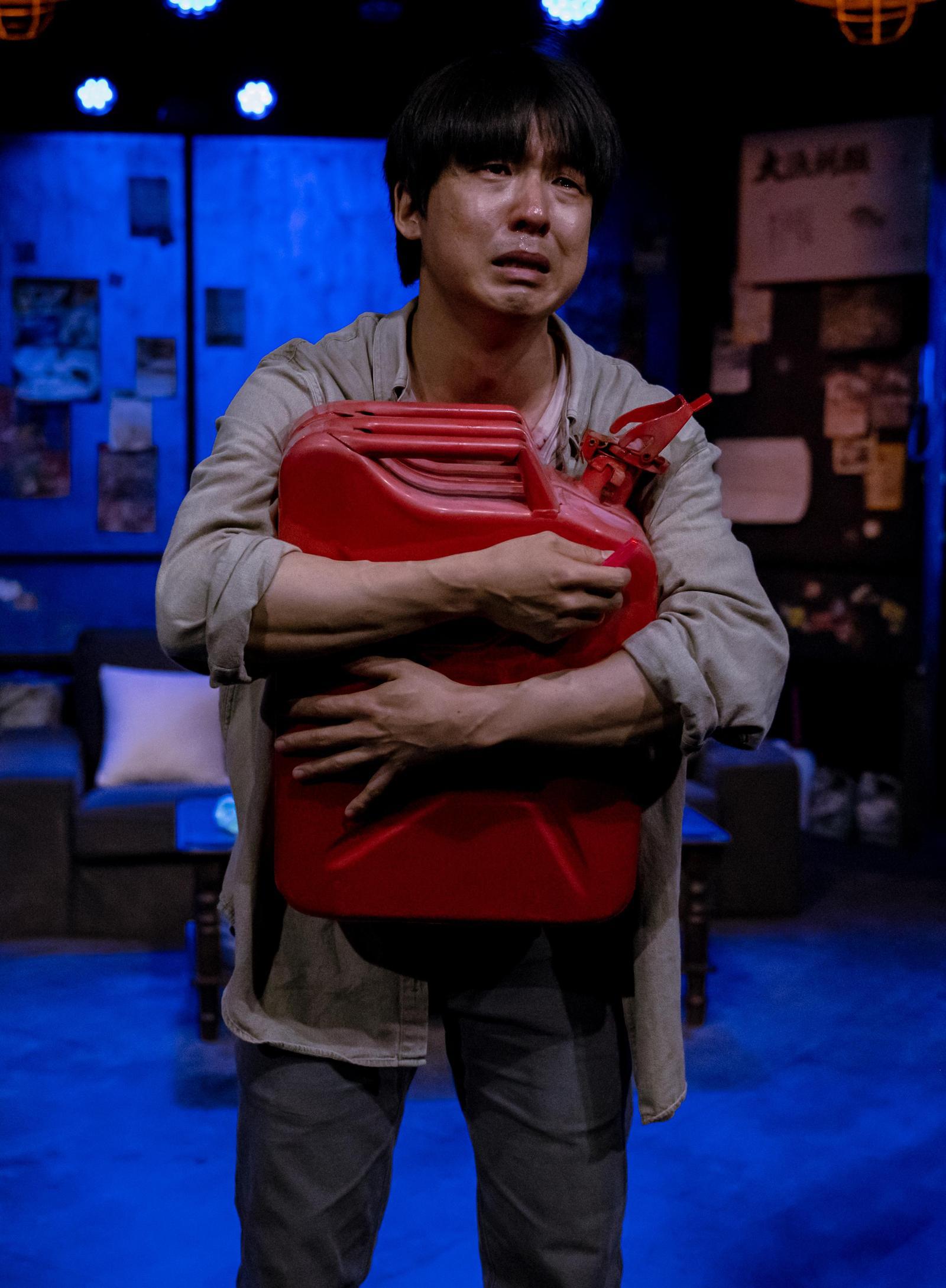 7일 폐막한 연극 ‘또 여기인가’. 여러 유명 드라마와 영화의 대본을 쓴 사카모토 유지 작가가 희곡을 썼다. 2018년 일본 도쿄에서 초연됐던 작품으로, 올해 한국에서의 희곡 출판을 계기로 국내 초연됐다. 일본에서도 올해 재공연될 예정이다. 프로젝트 내친김에 제공 ⓒ권혁