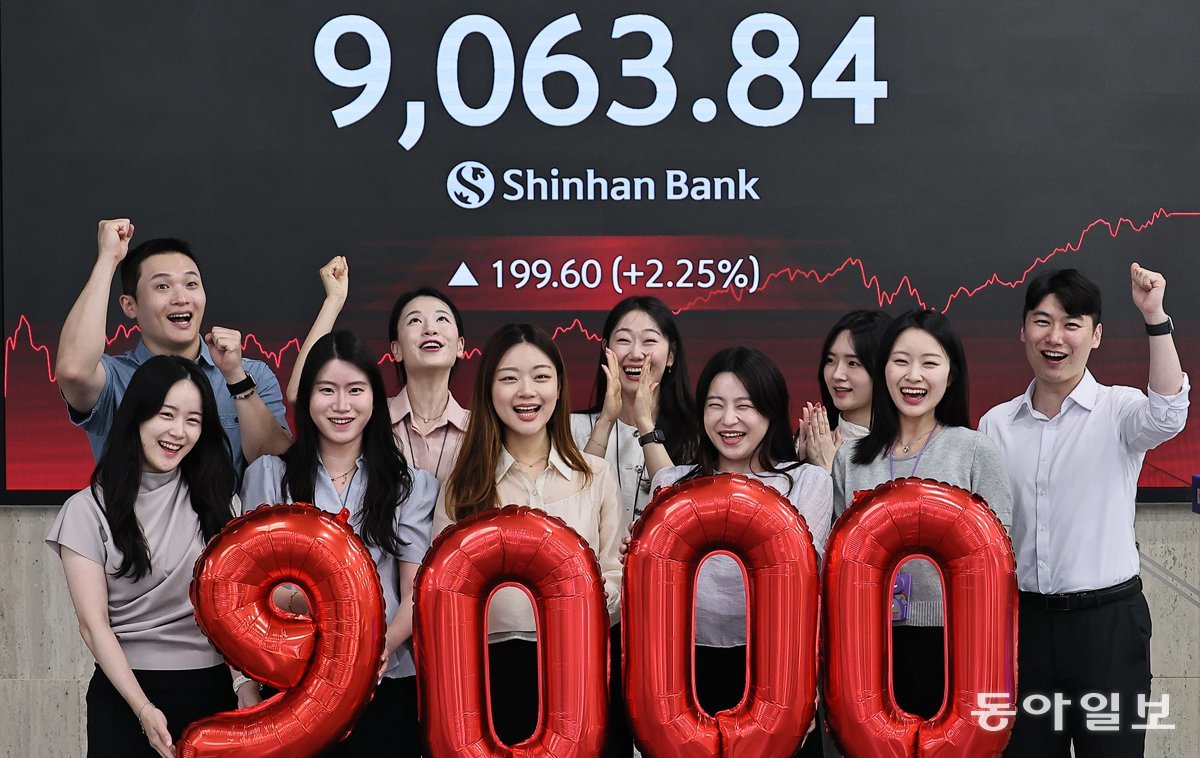 18일 서울 중구 신한은행 본점 전광판에 사상 처음으로 9,000을 돌파한 코스피가 표시돼 있다. 지난달 26일 8,000을 돌파한 지 16거래일 만이다. 양회성 기자 yohan@donga.com