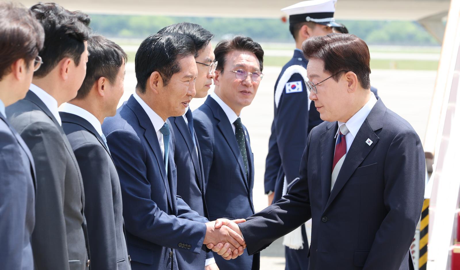주요 7개국(G7) 정상회의 일정을 마친 이재명 대통령이 18일 경기 성남 서울공항에 도착해 정청래 더불어민주당 대표와 인사를 나누고 있다. 2026.6.18 ⓒ뉴스1