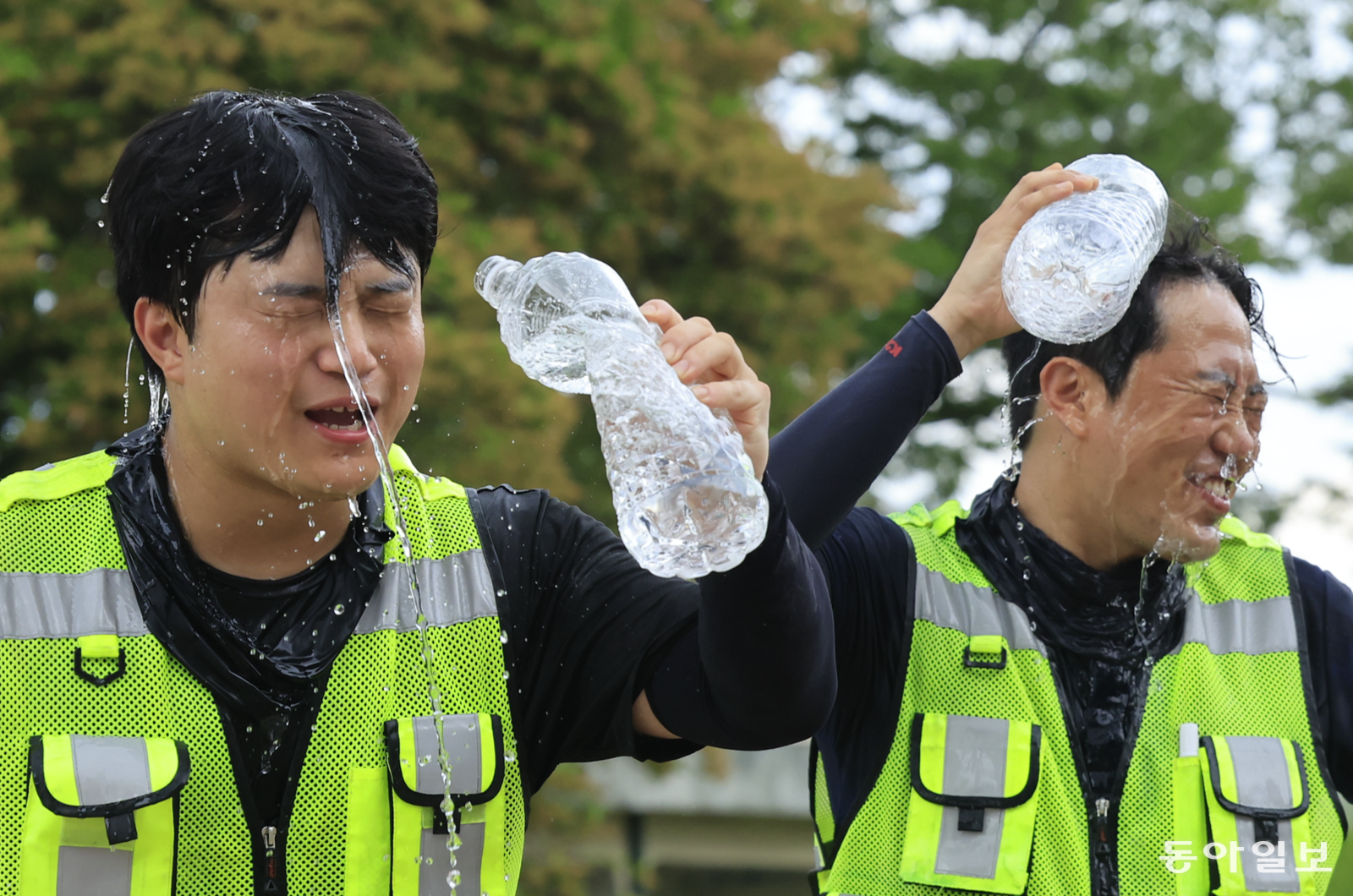 폭염땐 잠깐이라도 휴식을 18일 광주 북구의 한 건설 현장에서 작업자들이 머리에 물을 끼얹으며 더위를 식히고 있다. 이날 전국적으로 최고기온 30도를 웃도는 무더운 날씨가 이어졌다. 19일 아침 최저기온은 17∼22도, 낮 최고기온은 25∼32도로 예보됐다. 광주=박영철 기자 skyblu@donga.com