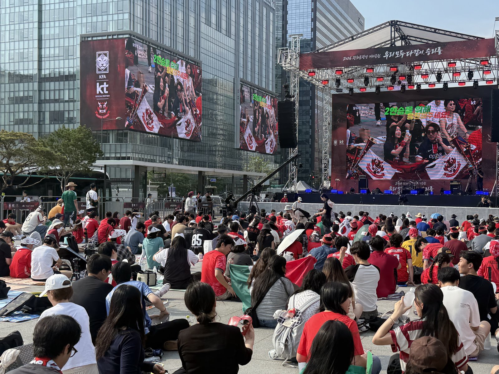 “카페 문 닫고, 연차 내고 왔다”…붉은악마, 광화문 속속 집결