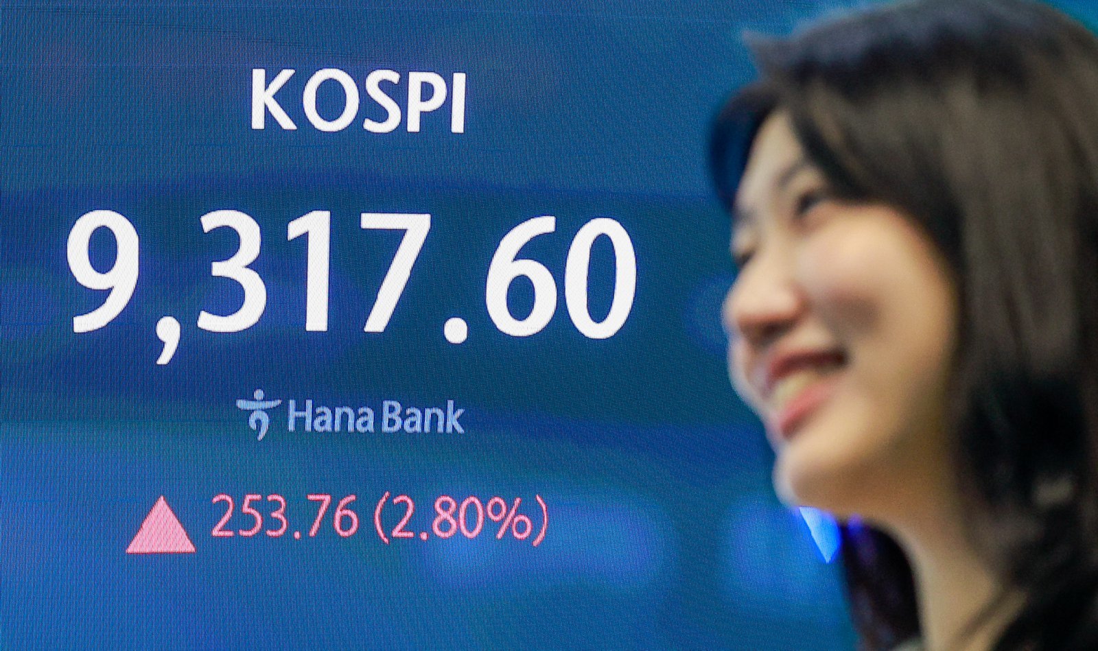 19일 오전 서울 중구 하나은행 본점 딜링룸 전광판에 코스피 지수 개장 후 시황이 나오고 있다. ⓒ 뉴스1