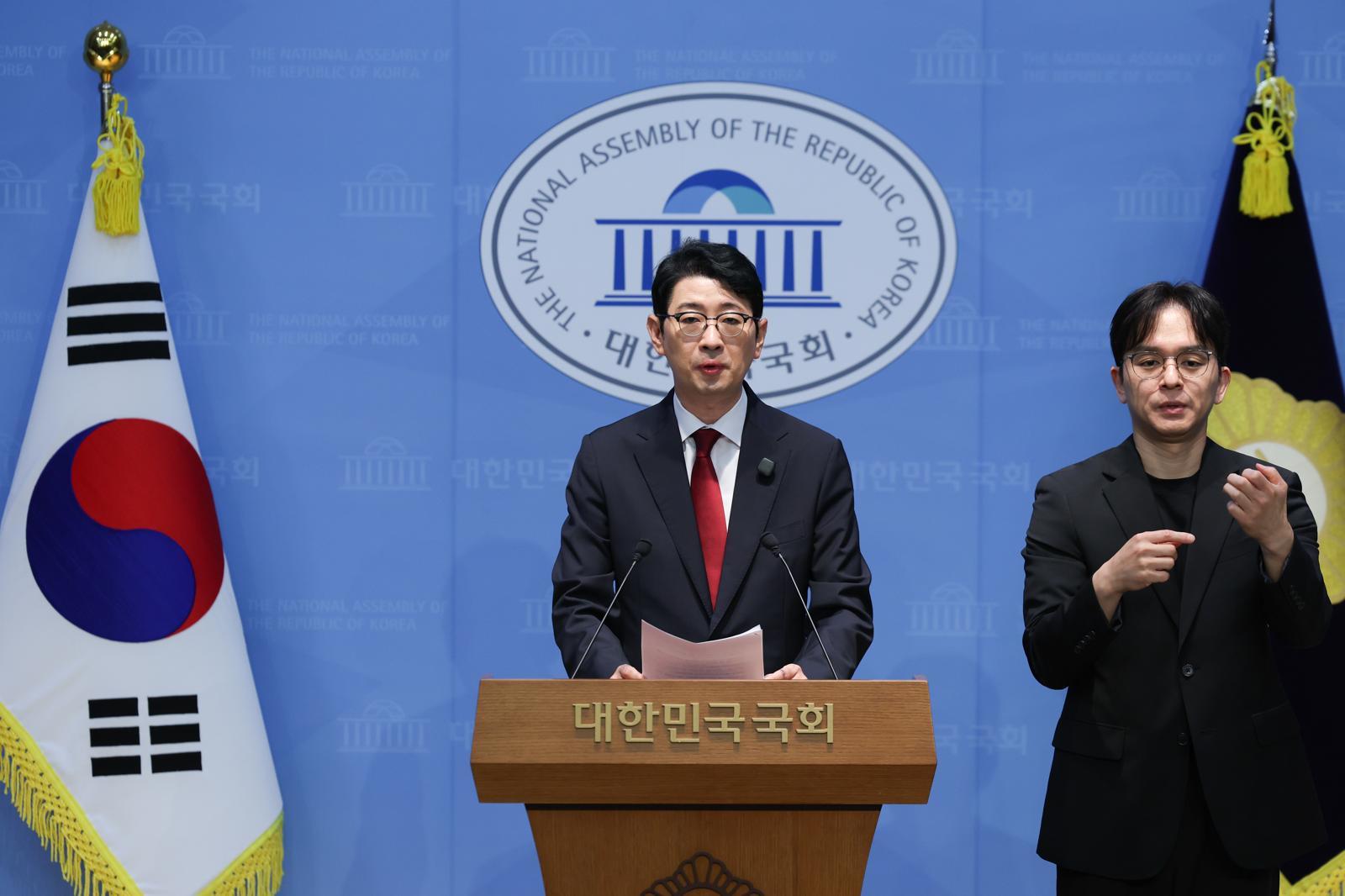 주진우 국민의힘 의원이 19일 오전 서울 여의도 국회 소통관에서 선관위 수의계약 및 수의계약 상위 업체 친민주당 인사 재직 의혹 관련 기자회견을 하고 있다. 뉴시스