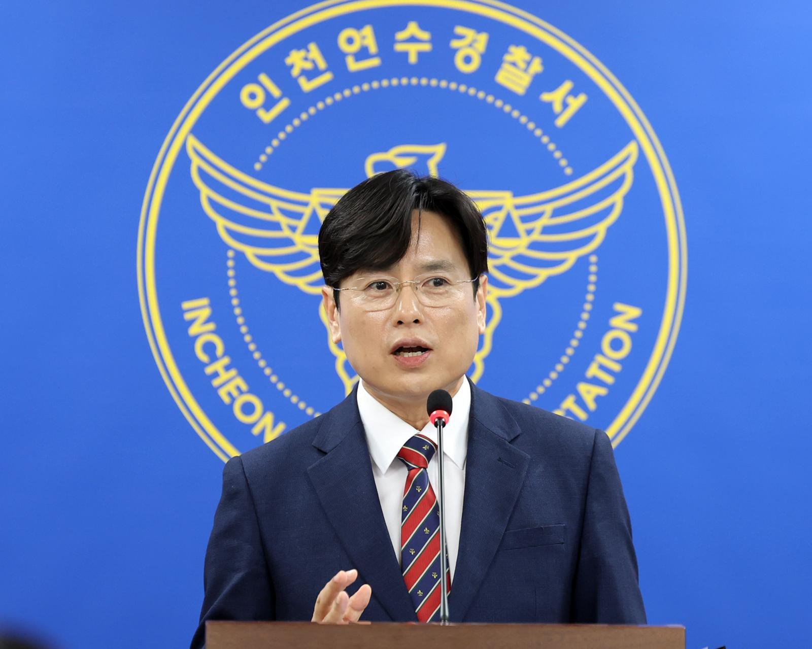 인천 뒤집은 ‘사람 다리’…자원봉사자가 깁스 석고로 착각해 버려