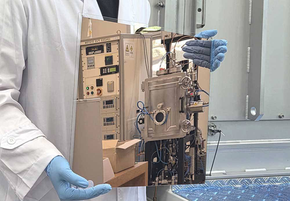 CIT가 ASE 기술로 개발한 구리플랫 패키지코어. 표면 거칠기가 3nm 이하여서 마치 거울처럼 보인다 / 출처=CIT