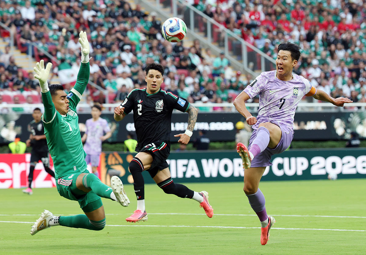 18일(현지 시간) 멕시코 과달라하라 스타디움에서 열린 2026 북중미 월드컵 조별리그 A조 대한민국과 멕시코의 경기에서 한국 손흥민이 슛을 하고 있다. 2026.06.19. 뉴시스