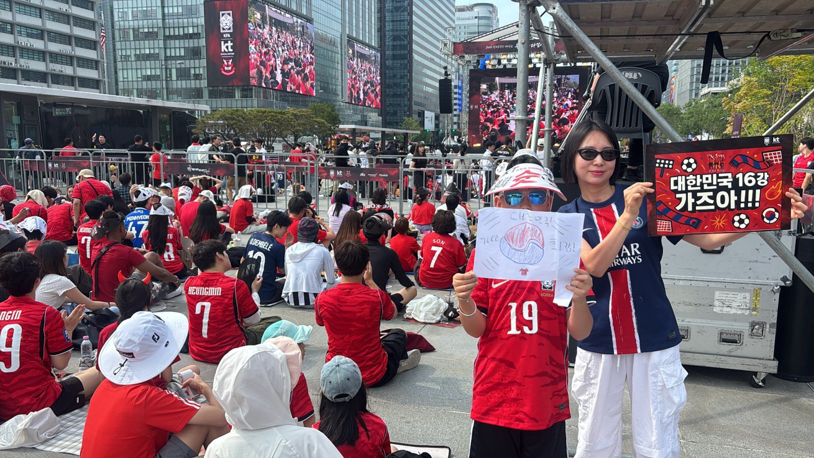 이강인 선수의 소속팀(파리 생제르맹 FC)과 국가대표 유니폼을 각각 입은 박지영(엄마·41)씨와 김지우(10)군의 모습. 2026.6.19 ⓒ 뉴스1
